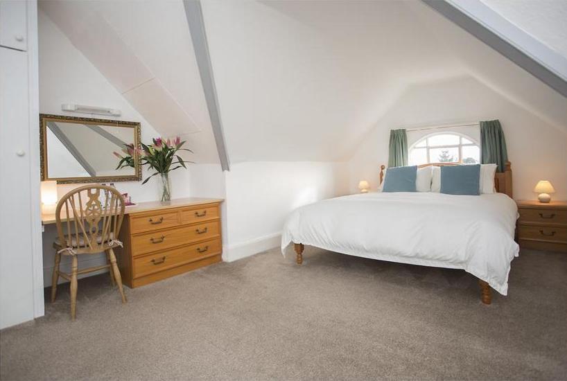 Sunnycroft * Deal